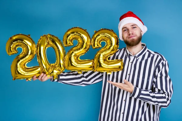 Ein Mann Mit Weihnachtsmütze Hält Die Zahlen 2022 Aus Aufblasbaren — Stockfoto