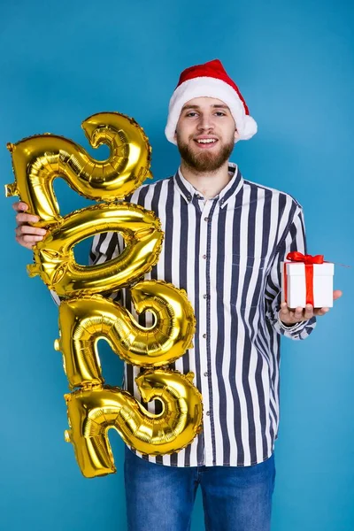 크리스마스 모자를 남자가 상자와 2022를들고 — 스톡 사진