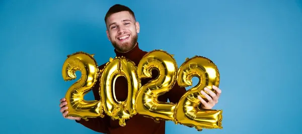 Ein Mann Hält Die Zahlen 2022 Aus Goldenen Luftballons Das — Stockfoto