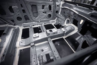 Araba üretim tesisi, vücut arabasını boyamaya hazırlamak için sıra.