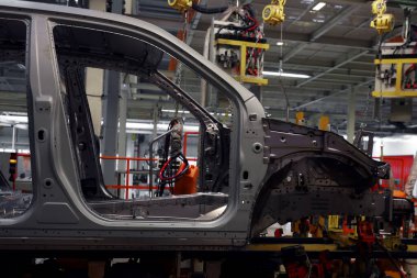 Fabrika, araba üretimi, yenilikçi robot kaynak hattı