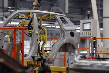 Fabrika, araba üretimi, yenilikçi robot kaynak hattı