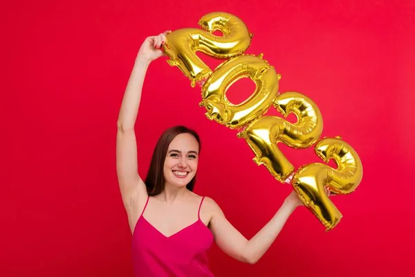 Nadcházející Svátky Mladá Žena Růžových Šatech Drží Čísla 2022 Červeném — Stock fotografie