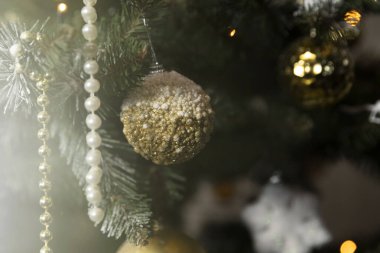 Tatilden önce çelenk ve oyuncaklarla süslenmiş güzel bir Noel ağacı.