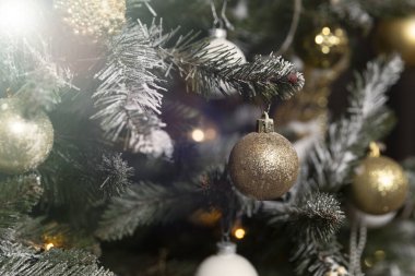 Tatilden önce çelenk ve oyuncaklarla süslenmiş güzel bir Noel ağacı.
