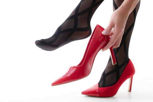 Detailní Záběr Ženské Nohy Vzorovaných Punčocháčích Červených Podpatcích — Stock fotografie