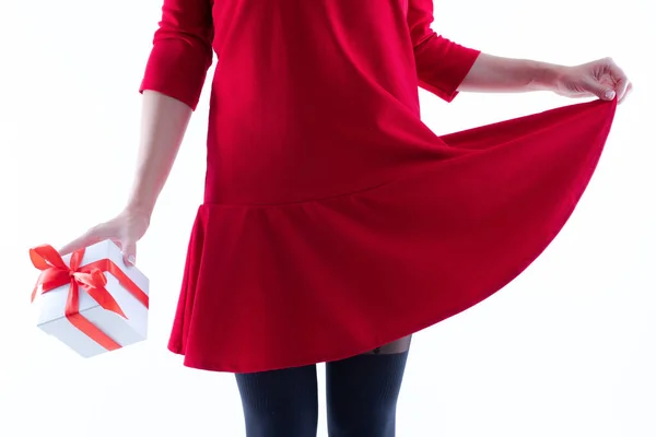 Jovem Mulher Vestido Vermelho Meia Calça Mantém Presente Uma Caixa — Fotografia de Stock