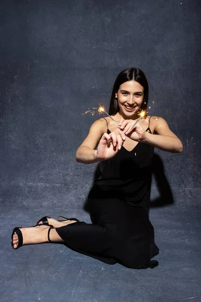 Las Vacaciones Las Emociones Mujer Hermosa Joven Vestido Negro Con —  Fotos de Stock