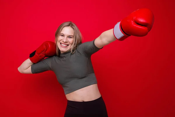 Deportiva Joven Con Guantes Boxeo Rojo Está Bromeando — Foto de Stock