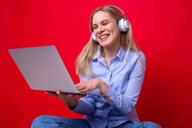 Genç bir kadın laptoptan video görüşmesi yapıyor.