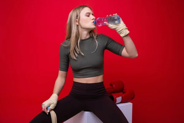 Αθλητική Νεαρή Γυναίκα Πίνει Νερό Μετά Την Προπόνηση Μποξ — Φωτογραφία Αρχείου