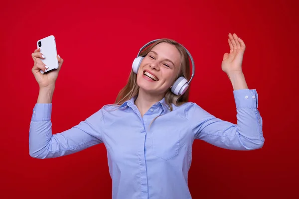 Jeune Femme Dansant Sur Musique Son Téléphone — Photo