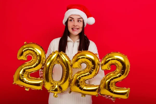Frohe Feiertage Eine Junge Frau Mit Rotem Weihnachtsmütze Hält Die — Stockfoto