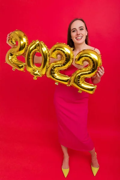 Glad Brunett Rosa Klänning Håller Siffrorna 2022 Röd Bakgrund — Stockfoto
