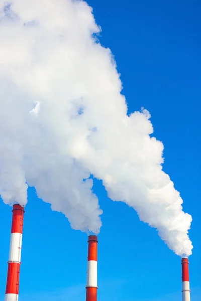 Contaminación Emisiones Humo Espeso Viene Tres Tuberías Atmósfera — Foto de Stock