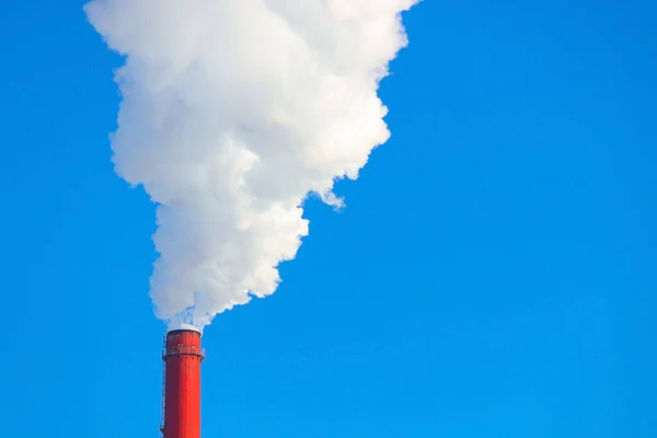 Humo Viene Una Chimenea Roja Contra Cielo Azul — Foto de Stock