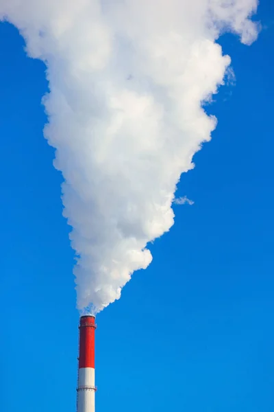 Fumaça Está Vindo Dos Canos Contra Céu Azul — Fotografia de Stock