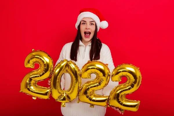 Счастливые Праздники Молодая Женщина Красной Рождественской Шляпе Держит Номера 2022 — стоковое фото