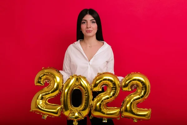 Молодая Женщина Белой Рубашке Держит Цифры Предстоящего Нового 2022 Года — стоковое фото