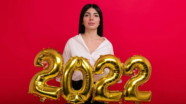 Молодая Женщина Белой Рубашке Держит Цифры Предстоящего Нового 2022 Года — стоковое фото