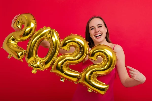 Eine Glückliche Brünette Rosa Kleid Hält Die Zahlen 2022 Auf — Stockfoto