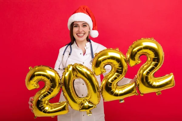 Weihnachten Arztbesuch Und Feiertage Eine Junge Frau Weißen Kittel Hält — Stockfoto