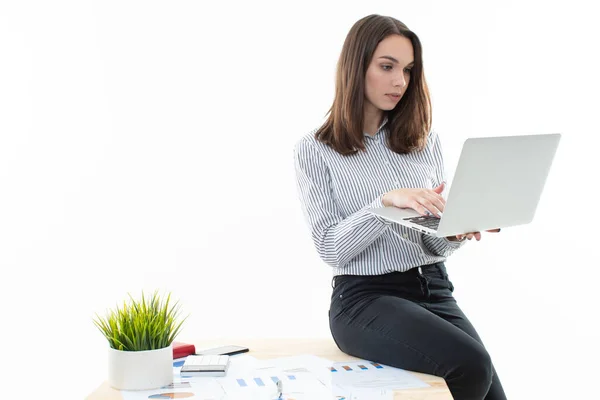 Bir Kız Masada Oturuyor Beyaz Bir Arkaplanda Bilgisayarda Yazı Yazıyor — Stok fotoğraf