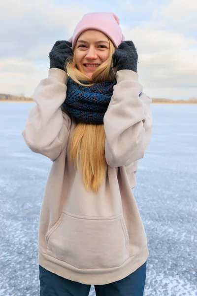 Winter Portrait Young Woman Hat Scarf Hoodie Background Frozen Lake — Stock Photo, Image