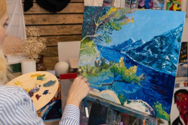 Sanat - ressamın elindeki boyalar için yakın plan palet