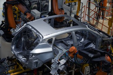 Araba üretim tesisi, robotik kaynak makinesi.