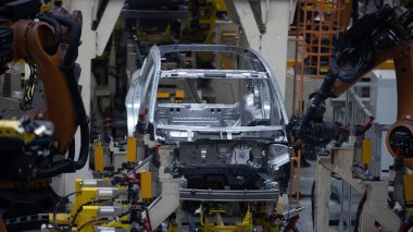 Araba üretim tesisi, robotik kaynak makinesinin üst görüntüsü.