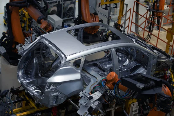 Araba üretim tesisi, robotik kaynak makinesi.