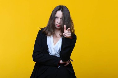 Sarı arka planda genç bir kadının iş portresi.
