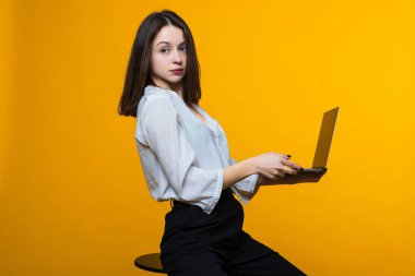 Genç bir kadın laptop ekranında gördüklerine şaşırır.