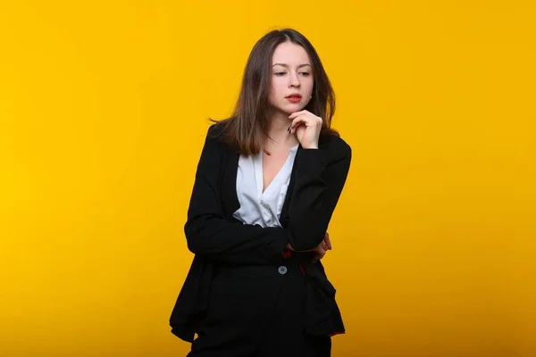 商业和金融 一个黄背景的年轻女子的肖像 — 图库照片