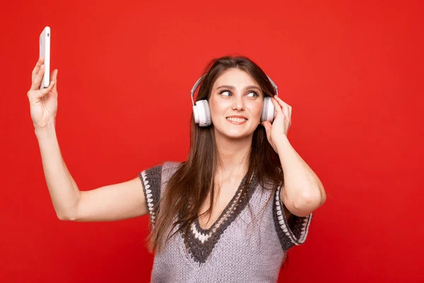 Une Jeune Femme Écoute Musique Avec Casque Prend Selfie Sur — Photo