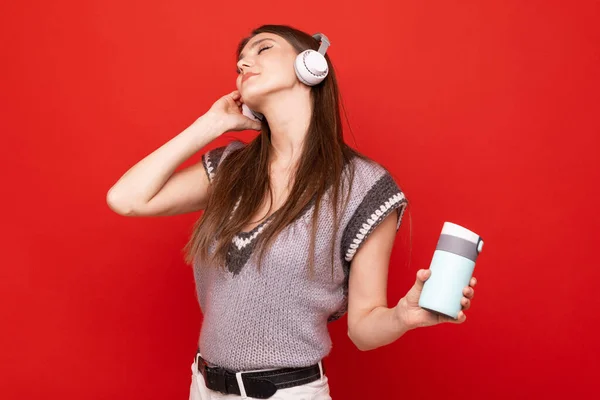 Une Jeune Femme Écoute Musique Avec Des Écouteurs Des Boissons — Photo