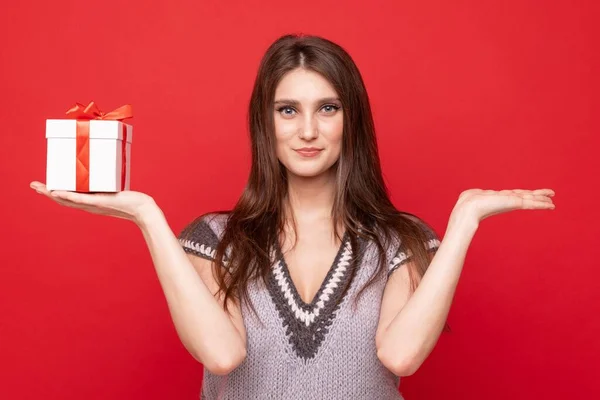 Portrait Une Jeune Femme Avec Coffret Cadeau Sur Fond Rouge — Photo