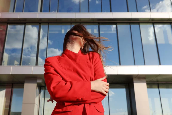 Retrato Uma Jovem Mulher Uma Jaqueta Vermelha Fundo Edifícios Vidro — Fotografia de Stock