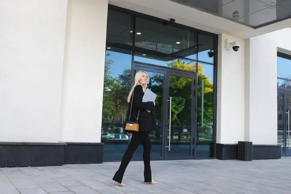 Uma Jovem Mulher Terno Elegante Com Laptop Está Andando Perto — Fotografia de Stock