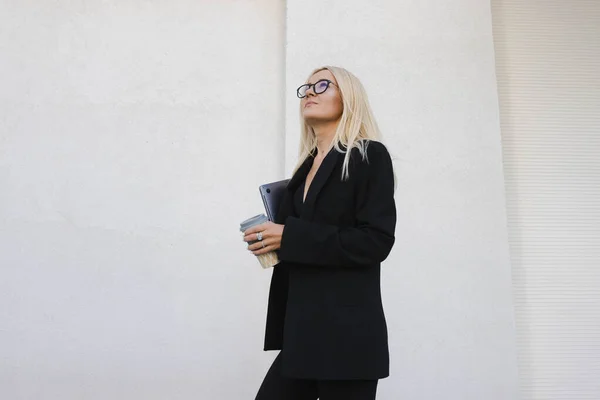 Ung Kvinna Stilren Kostym Med Laptop Och Kopp Kaffe Gatan — Stockfoto