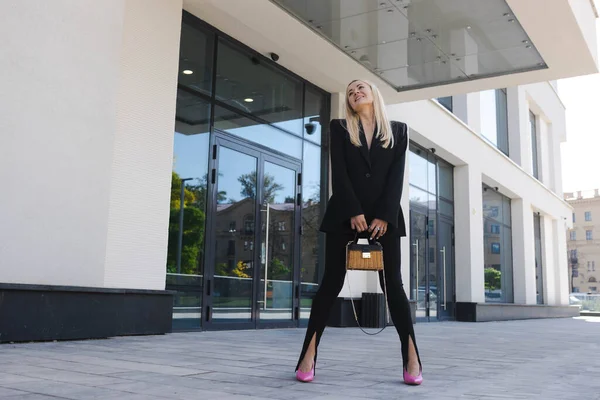 Uma Senhora Negócios Terno Elegante Posa Rua — Fotografia de Stock