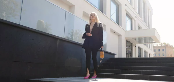 Uma Jovem Mulher Elegante Terno Preto Caminha Pela Rua — Fotografia de Stock