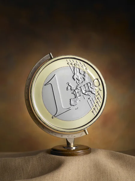 Глобус, карта Земли с монетой евро — стоковое фото