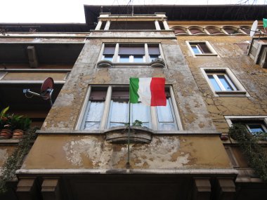 İtalyan bayrağı sallayarak çökmüş ev