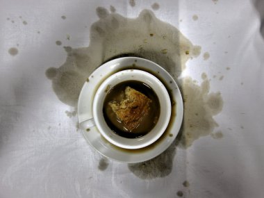 Masanın üzerine kahve döktüm