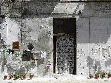 Matera (İtalya) eski evleri asılı giysileri ile