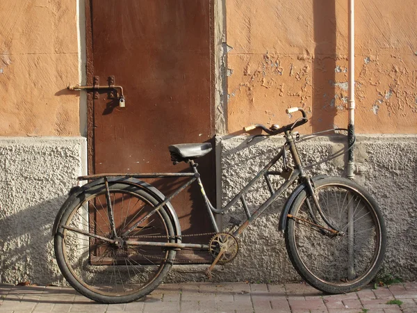 Verlassenes altes, rostiges Fahrrad lehnt an einer Wand — Stockfoto