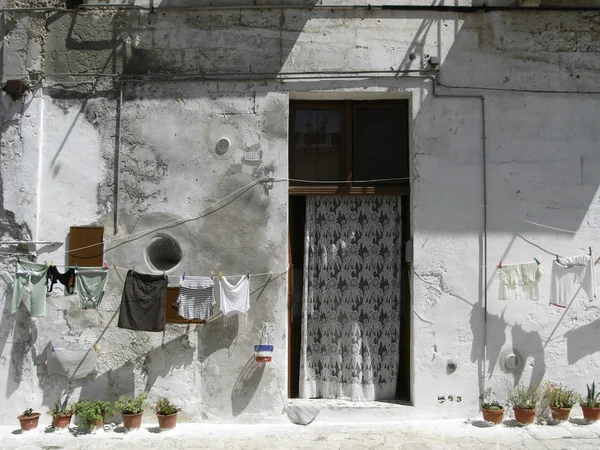 Matera (İtalya) eski evleri asılı giysileri ile