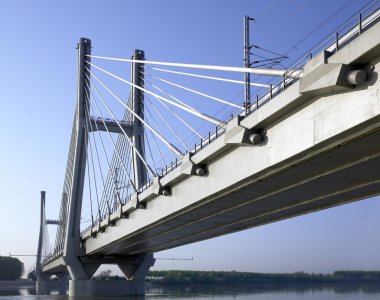 Po, Piacenza, İtalya 'da demiryolu köprüsü 
